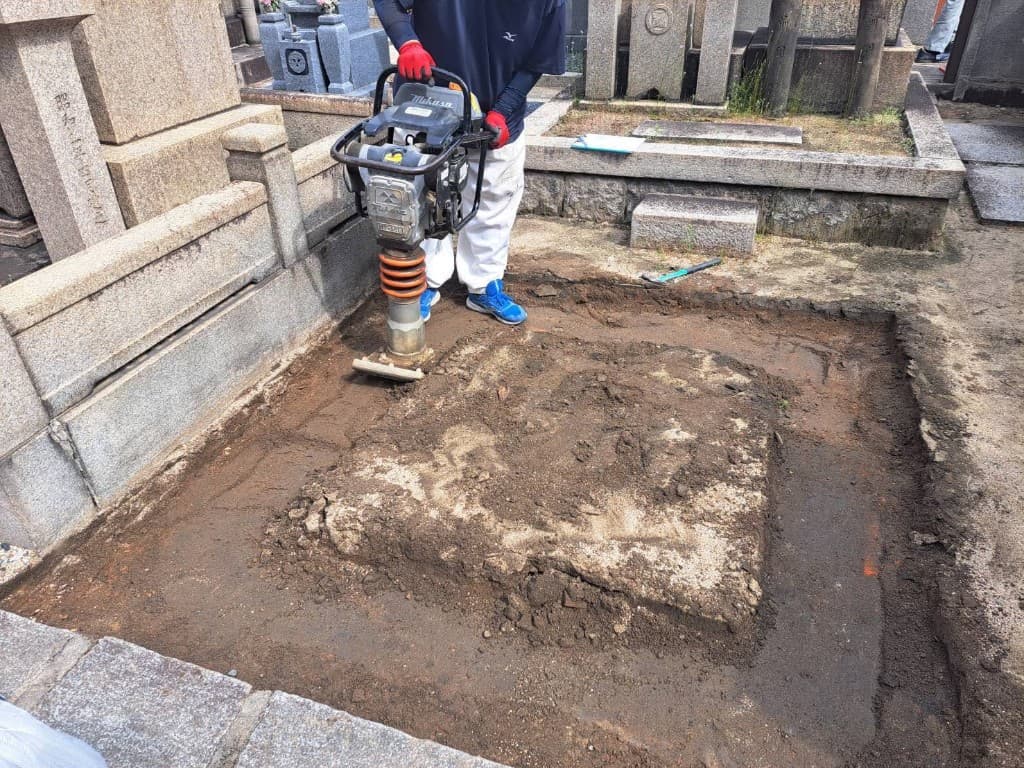 転圧機で地盤を締め固める職人